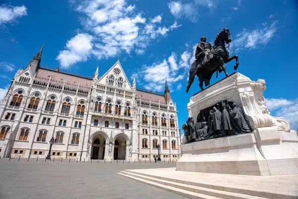 Budapeşte, Macaristan: 16 Haziran 2024: Kont Gyula Andrassy 'nin heykeli.