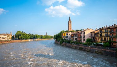 Verona, İtalya - Haziran 06, 2024: Ponte Pietra köprüsünden şehir manzarası. Arka planda Basilica di Santa Anastasia çan kulesi var..