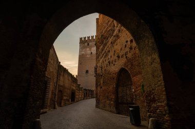 Verona, İtalya - Haziran 06, 2024: Castelvecchio Kalesi giriş gün batımında.