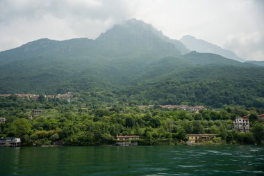 Mandello del Lario, İtalya - 08 Haziran 2024: Como gölü dağları. Orta yoldaki küçük köy..