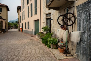 Borbino, İtalya - Como Gölü yakınlarında küçük bir şehir. Ön planda balık ağları.