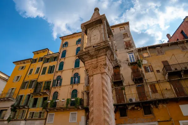 Verona, İtalya - Haziran 06, 2024: Tarihi Verona Anıtı. Renkli yüzlere karşı oyulmuş bir taş sütun yükselir..