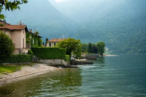 Borbino, İtalya - 08 Haziran 2024: Como Gölü 'nde küçük bir köy.