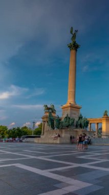 Budapeşte, Macaristan - 29 Haziran 2024: Heroes Meydanı ve Kunsthalle Sanat Müzesi. Zaman atlamalı, kaydırmalı geçiş, dikey yönelim.
