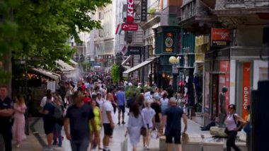 Budapeşte, Macaristan - 6 Temmuz 2024: Vaci sokak insanları trafiği.