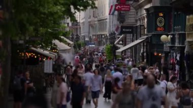 Budapeşte, Macaristan - 6 Temmuz 2024: Vaci sokak insanları trafiği. Uzaklaştırma geçişi.