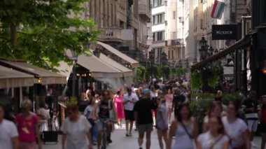 Budapeşte, Macaristan - 6 Temmuz 2024: Vaci sokak insanları trafiği. Yavaş çekim.