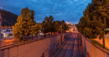 Budapeşte, Macaristan: 03 Temmuz 2024: Gece tramvay hatları, Fovam ter manzarası. Zaman aşımı, kaydırma geçişi.