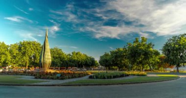 Budapeşte, Macaristan: 05 Temmuz 2024: Margit - sziget, yüzüncü heykel. Zaman aşımı.