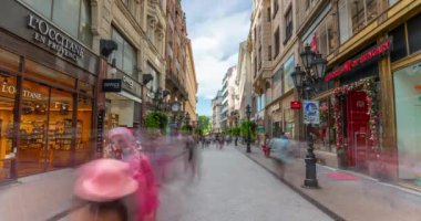 Budapeşte, Macaristan: 06 Temmuz 2024: Vaci caddesinde yürüyen insanlar. Zaman aşımı.