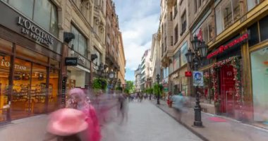 Budapeşte, Macaristan: 06 Temmuz 2024: Vaci caddesinde yürüyen insanlar. Zaman aşımı, kaydırma geçişi.