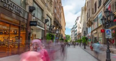 Budapeşte, Macaristan: 06 Temmuz 2024: Vaci caddesinde yürüyen insanlar. Zaman aşımı, kaydırma geçişi.