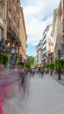 Budapeşte, Macaristan: 06 Temmuz 2024: Vaci caddesinde yürüyen insanlar. Zaman atlamalı, yakınlaştırmalı geçiş, dikey yönelim.