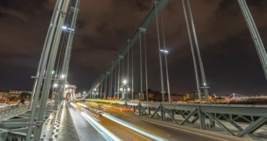 Budapeşte, Macaristan: 18 Temmuz 2024: Szechenyi Zincir Köprüsü 'nden fırtına manzarası. Zaman aşımı.