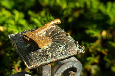 Budapeşte, Macaristan - 8 Temmuz 2024: Mihaly Kolodko 'nun Balta mini heykeli. Altın saat zamanı..