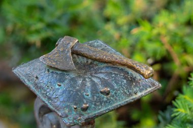 Budapeşte, Macaristan - 8 Temmuz 2024: Mihaly Kolodko 'nun Balta mini heykeli. Altın saat zamanı..