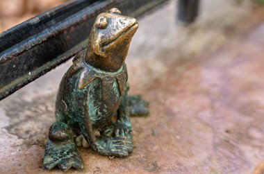 Budapeşte, Macaristan - 8 Temmuz 2024: Mihaly Kolodko tarafından yaratılan Kurbağa Muppet Kermit 'in küçük bronz heykeli.