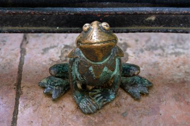 Budapeşte, Macaristan - 8 Temmuz 2024: Mihaly Kolodko tarafından yaratılan Kurbağa Muppet Kermit 'in küçük bronz heykeli.