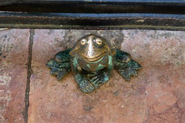 Budapeşte, Macaristan - 8 Temmuz 2024: Mihaly Kolodko tarafından yaratılan Kurbağa Muppet Kermit 'in küçük bronz heykeli.