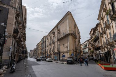 Catania, İtalya - 18 Mayıs 2024: Catania 'nın üçgen kavşağı. Sicilya 'daki dar sokakların ve tarihi binaların sessiz cazibesi.