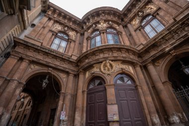 Catania, İtalya - 18 Mayıs 2024: Vincenzo Bellini Massimo Tiyatrosu Piazza Vincenzo Bellini 'de. Aşağıdan yukarıya görünüm.
