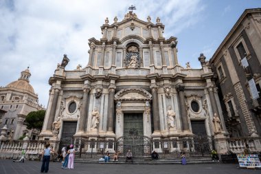 Catania, İtalya - 18 Mayıs 2024: Basilica Cattedrale di Sant 'Agata. Ön manzara. Güneşli yaz günü, orta bulutlu gökyüzü.