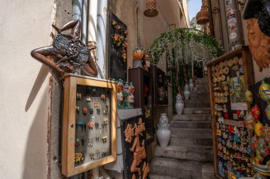 Taormina, İtalya - 19 Haziran 2024: Eski kentte farklı seramik eşyalar bulunan hediyelik eşya dükkanı.