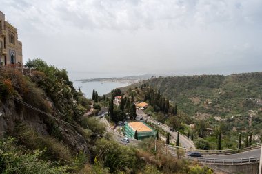Taormina, İtalya - 19 Haziran 2024: Bir tepenin manzarası.