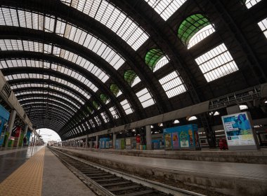 Milan, İtalya - 08 Haziran 2024: Milano Merkez Tren İstasyonu.