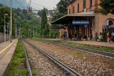 Mandello del Lario, İtalya - 08 Haziran 2024: Mandello del Lario tren istasyonu.