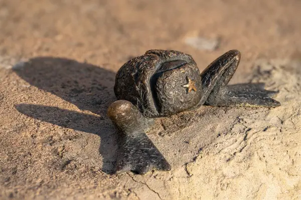 Budapeşte, Macaristan - 08 Temmuz 2024: Ushanka, Mihaly Kolodko 'nun mini heykelini iade etti. Altın ışık zamanı.