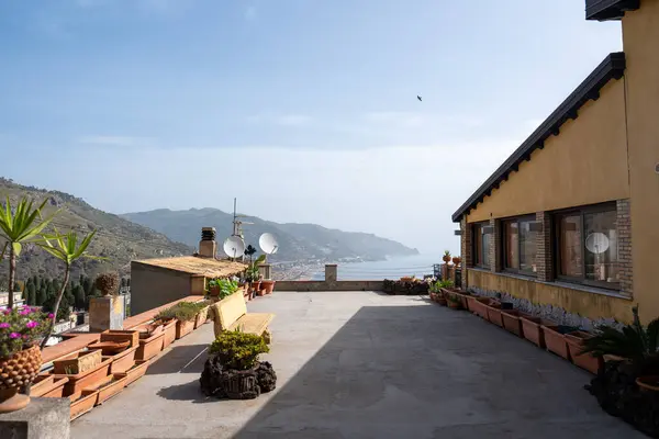 Taormina, İtalya - 19 Haziran 2024: Deniz ve dağların güzel manzaralı büyük bir balkon.