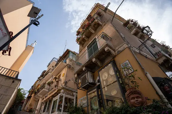 Taormina, İtalya - 19 Haziran 2024: Sicilya mimarisi. Aşağıdan yukarıya görünüm.