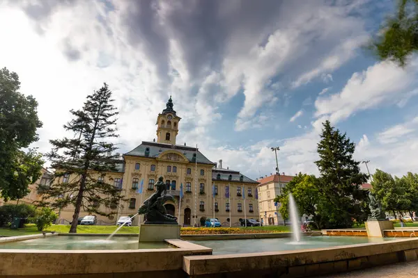 Szeged, Macaristan - 20 Temmuz 2024: Szeged Belediye Binası, Szechenyi Meydanı manzaralı. Güneşli bir gün, orta bulutlu bir gökyüzü.