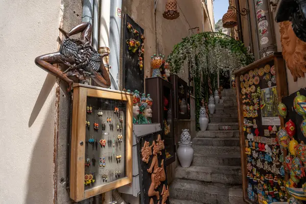 Taormina, İtalya - 19 Haziran 2024: Eski kentte farklı seramik eşyalar bulunan hediyelik eşya dükkanı.