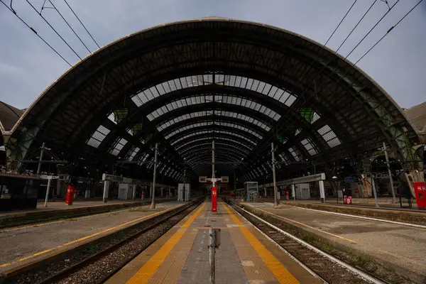 Milan, İtalya - 08 Haziran 2024: Milano Merkez Tren İstasyonu.