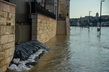 Budapeşte, Macaristan - 19 Eylül 2024: Budapeşte Tuna 'ya Karşı Macar Parlamentosu' nda Kum Torbası ile çevrili Müze girişleri.