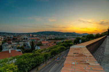 Budapeşte, Macaristan - 14 Haziran 2024: Buda tarafında gün batımı, Arpad Toth Gezinti Alanı manzarası.