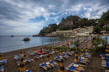 Taormina, İtalya - 19 Haziran 2024: Taormina plajının panoramik manzarası. Bulutlu gökyüzü.