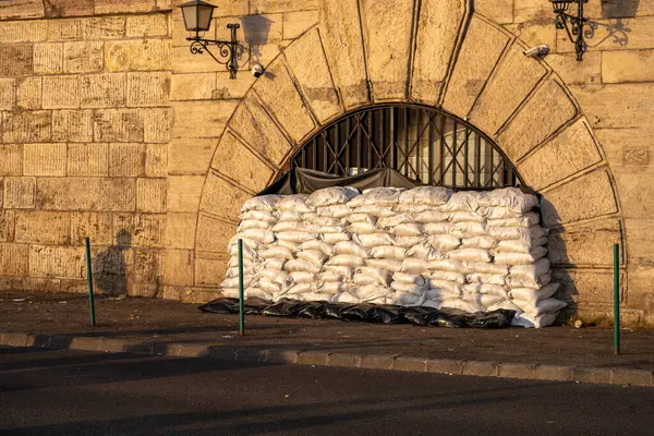 Budapeşte, Macaristan - 18 Eylül 2024: Budapeşte 'de Sel Savunması: Lastik ve Kum Torbası Barikatları Tuna Nehri' nden çıkan bir metro vanasını koruyor. Kimse yok..