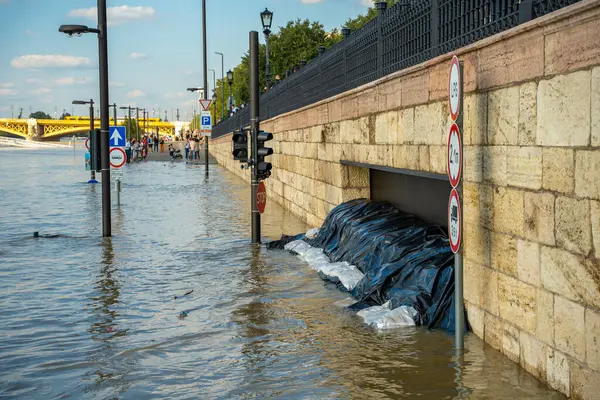 Budapeşte, Macaristan - 19 Eylül 2024: Budapeşte Tuna 'ya Karşı Macar Parlamentosu' nda Kum Torbası ile çevrili Müze girişleri.