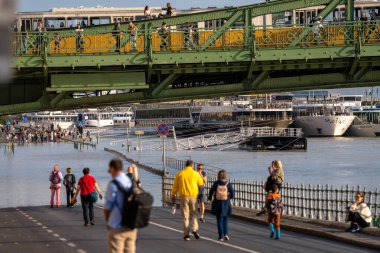 Budapeşte, Macaristan - 18 Eylül 2024: Tuna Nehri taştı. Tuna 'nın Fırtına Sonrası Borisi' ni takiben Özgürlük Köprüsü Altındaki Sel Altındaki Otoyolu İzleyiciler İzlemek İçin Budapeşte 'de Toplanıyor.
