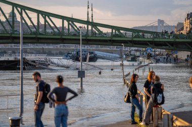 Budapeşte, Macaristan - 18 Eylül 2024: Budapeşte 'deki Özgürlük Köprüsü Altındaki Otoyol' Boris Fırtınasından Sonra Yükselen Tuna Nehri tarafından sular altında kalırken İnsanlar İzliyor. Yüzler bulanık.