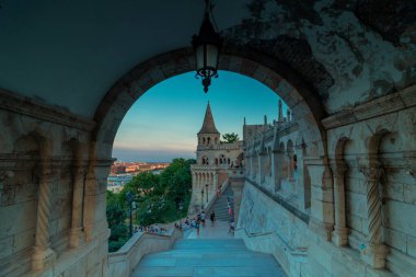 Budapeşte, Macaristan - 14 Haziran 2024: Pest tarafına kent manzarası ve kalenin altından Fisherman 'ın kalesi. Hızlandırılmış, yakınlaştırılmış geçiş. Güneşli yaz günü, açık gökyüzü.