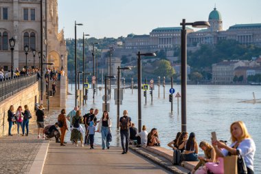 Budapeşte, Macaristan - 19 Eylül 2024: Budapeşte 'de Tuna Nehri' nin kenarında toplanan insanlar 'Boris Tufanı' nın akıbetine tanık oldular. Arka planda Buda Kalesi.