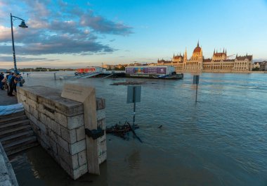 Catania, İtalya - 20 Mayıs 2024 Catania açık hava pazarında sabah. Fındıktan sebzeye, çeşitli yerel adaklar renkli bir Sicilya kültürü sergiliyor..