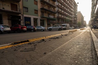 Katanya, İtalya - 20 Mayıs 2024: Hasarlı barikatlar.