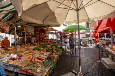 Catania, İtalya - 20 Mayıs 2024 Catania açık hava pazarında sabah. Fındıktan sebzeye, çeşitli yerel adaklar renkli bir Sicilya kültürü sergiliyor..