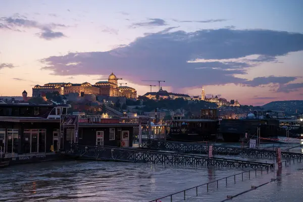 Budapeşte, Macaristan - 18 Eylül 2024: Tuna Nehri taştı. Elisabeth Köprüsü 'nün altından şehir manzarası..