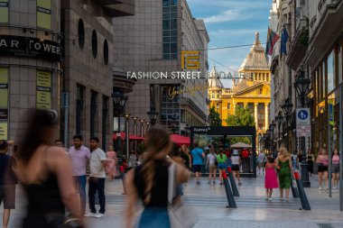 Budapeşte, Macaristan - 23 Temmuz 2024: Moda Caddesi 'nin Enerjisinin Tadını Çıkaran Kalabalık.